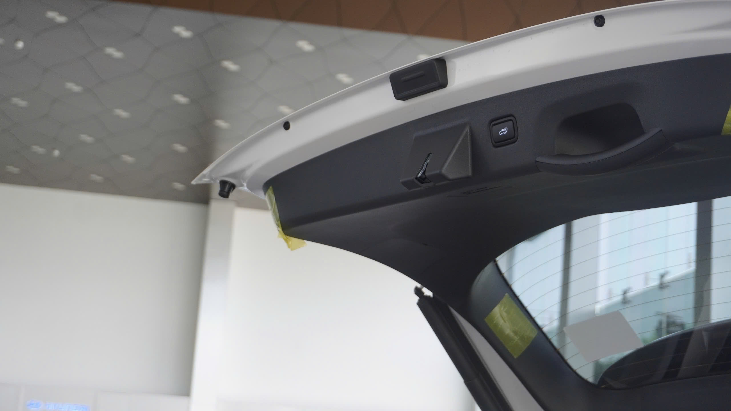 Mở cốp rảnh tay thông minh 